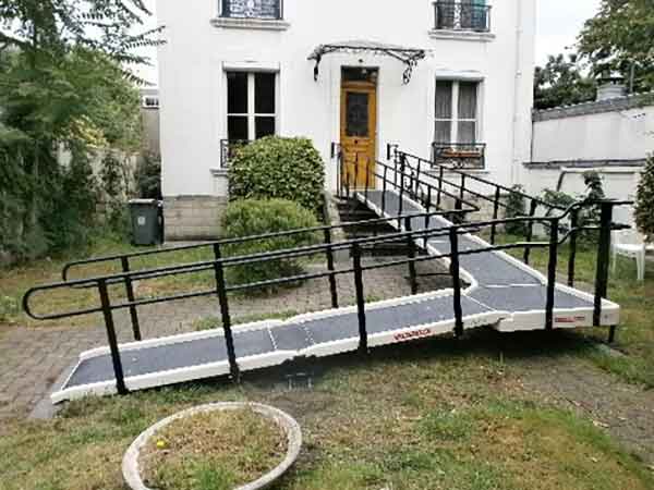 Aménagement d'accès pour fauteuil roulant en France